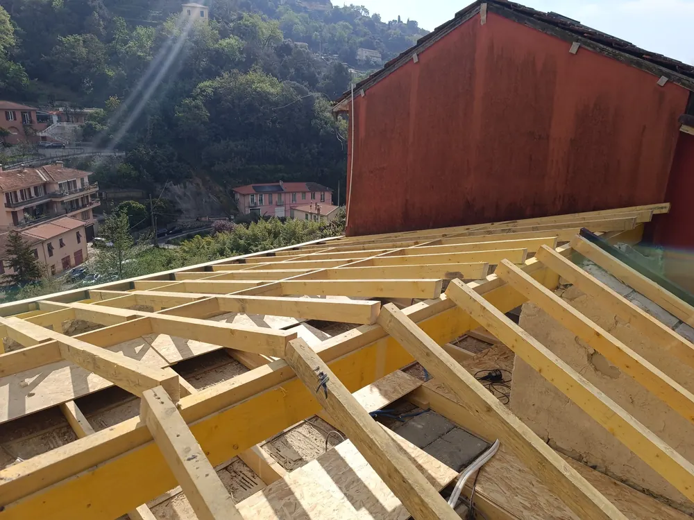 Charpente neuve en bois sur une maison de village