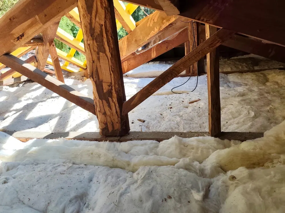 Isolation de combles sous une charpente en bois