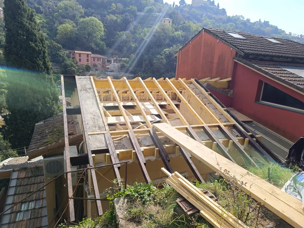 Rénovation de charpente : chevrons neufs sur une maison ancienne