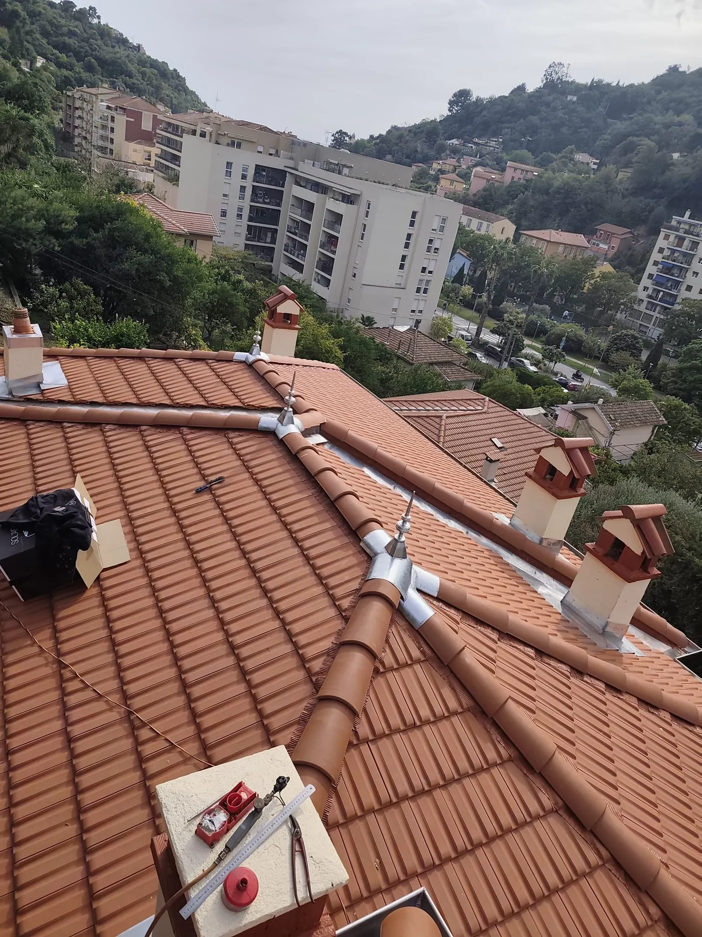 Toiture en tuiles neuves avec faîtages et solins en zinc