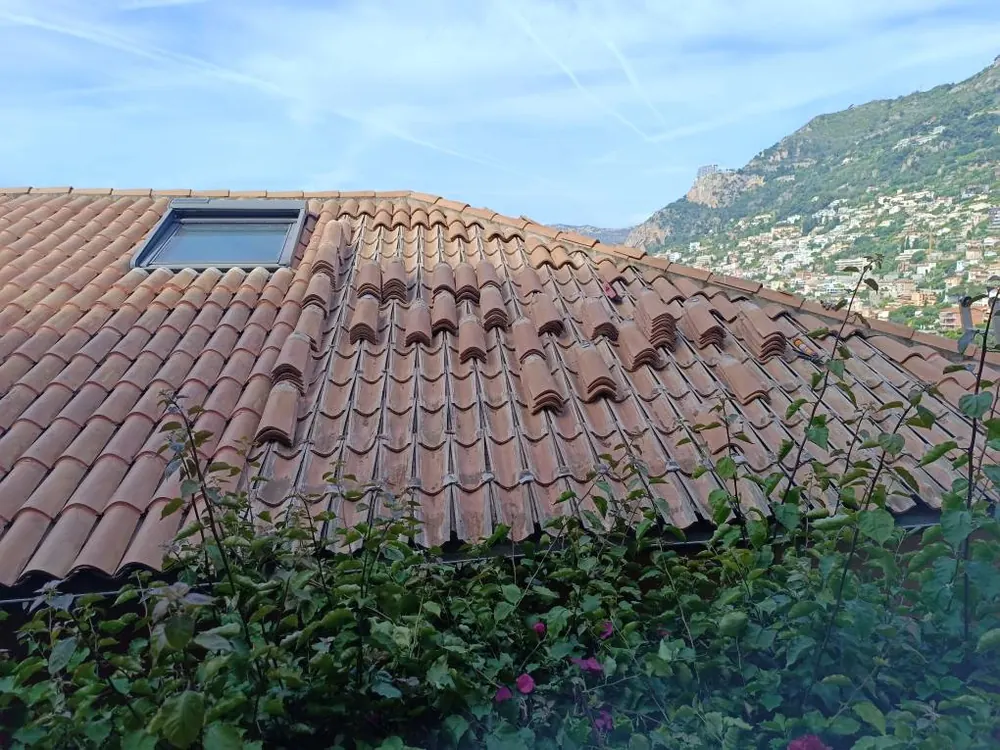 Fenêtre de toit intégrée dans une toiture en tuiles